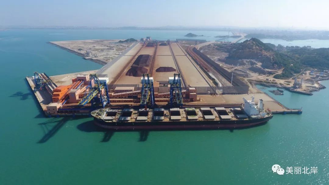 一艘装载17万多吨铁矿的马绍尔群岛籍mv西莫纳轮从澳大利亚黑德兰港