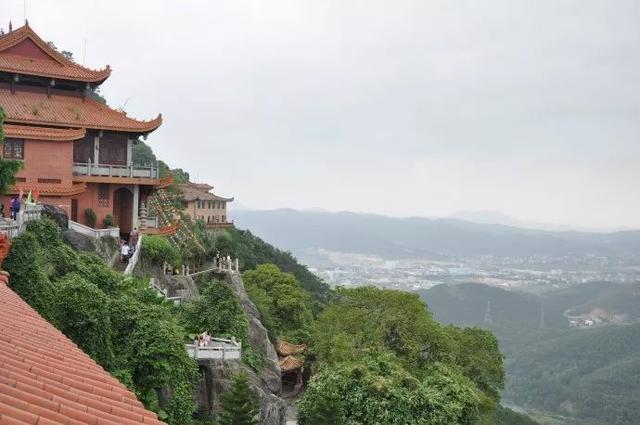 石竹山風景區位於我市石竹街道,以石奇竹秀,道教名山,祈夢聖地而馳名