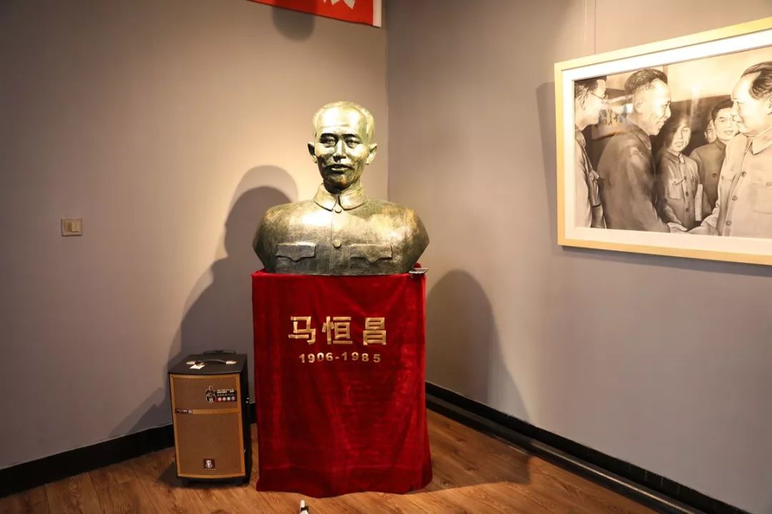 寻找鹤城英雄 争做时代先锋-恒昌中学举办马恒昌肖像画展