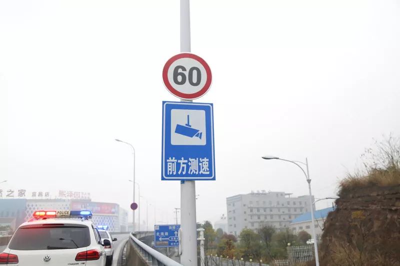 在进入西陵二路快速路的各个入口路段均设置明显的测速提醒标志
