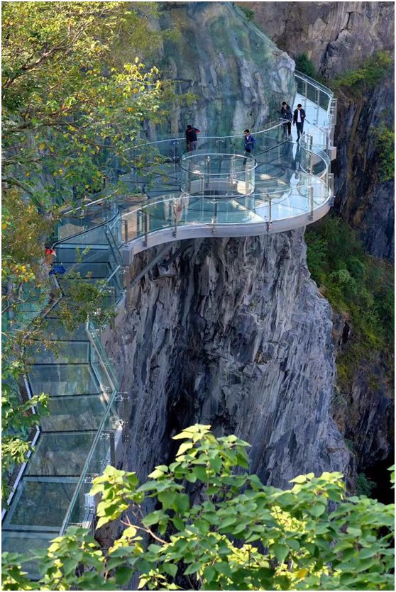 88米透明悬空上海首座崖壁玻璃栈道来啦你敢去吗