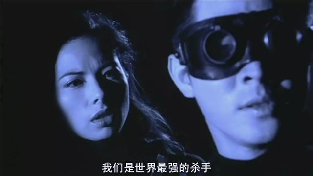 叶芳华是香港小姐出道,第一部电影就是这部《红番区》,之后还和李连杰
