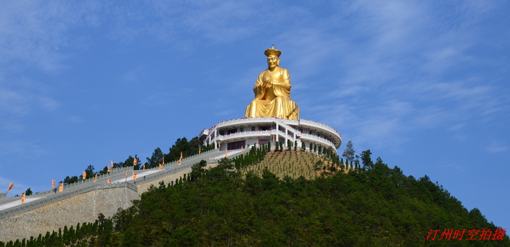 靈臺山景區由長潭河所圍繞著, 沿河兩岸懸