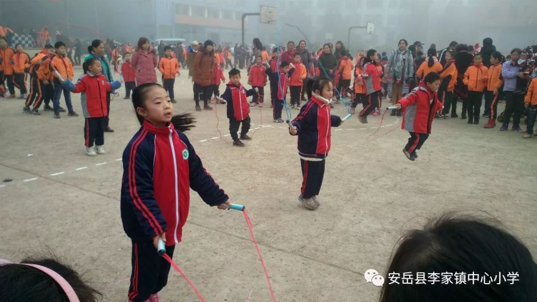 李家镇小学隆重举行2018年冬季学生运动会