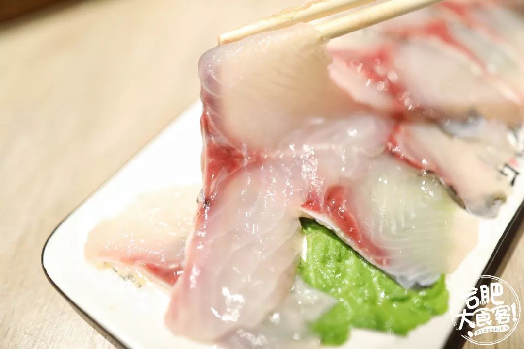 肉质非常鲜嫩吃上一口,鱼片切得薄厚适中,秘制青鱼片全铺满了牛肉片