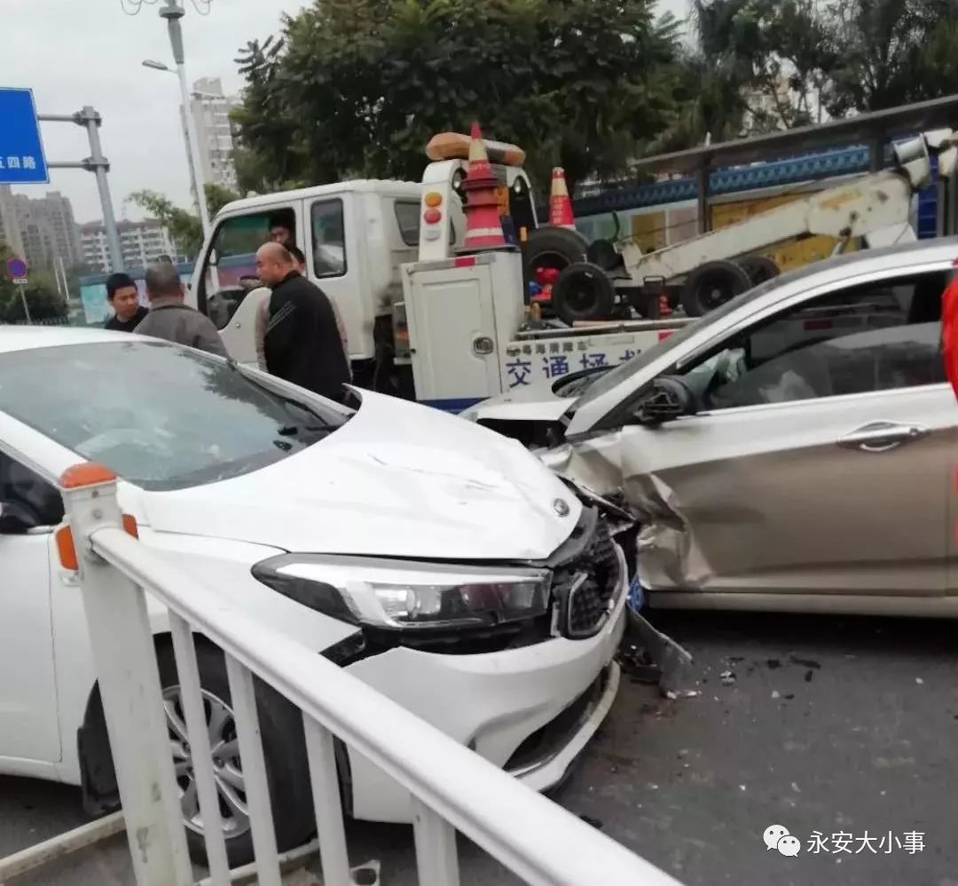 永安发生一起交通事故!小车失控撞了护栏又撞车,现场一片狼籍.