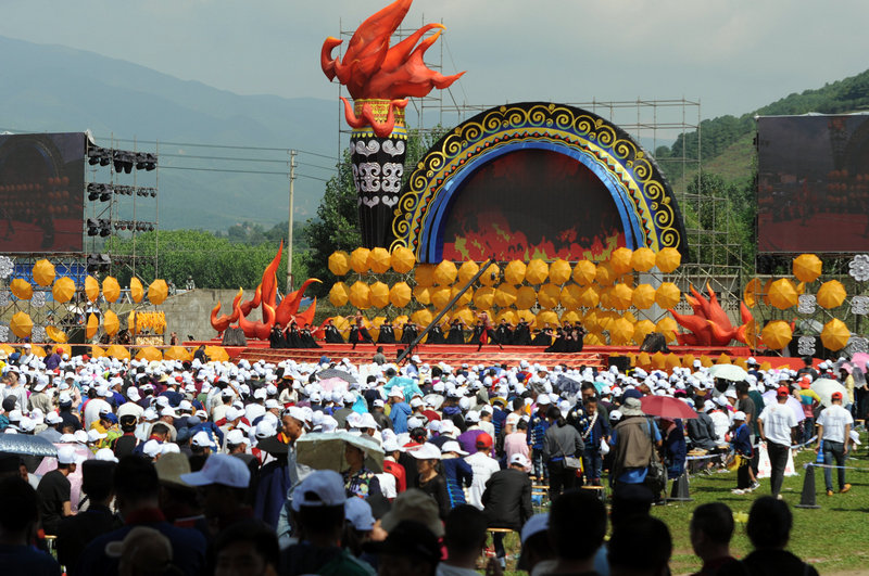 (上圖:準備參加表演的彝族帥小夥)(神秘的彝族文字)(上圖:參加鼓舞的