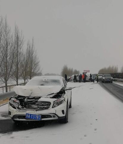 09:14下雪天追尾剐蹭增多 拉萨交警一天接报200多起交通事故