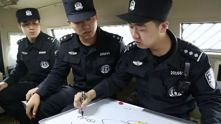 特警警衔两道拐图片