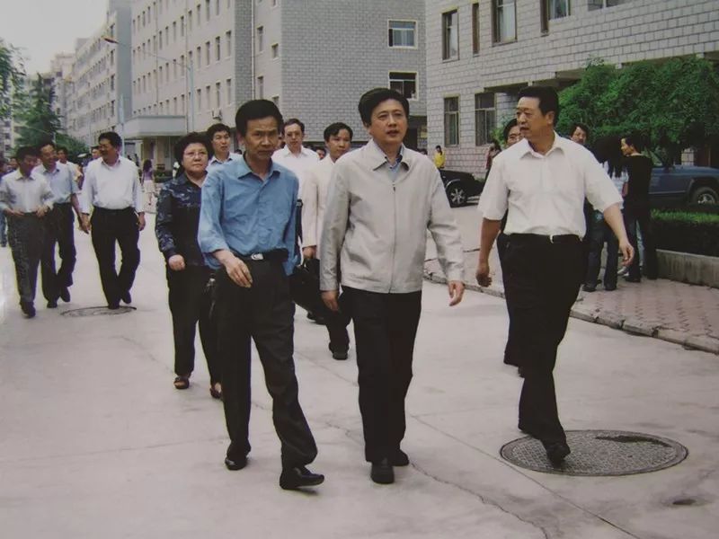 1997年时任甘肃省副省长崔正华来校视察甘肃省副省长李重庵视察学校