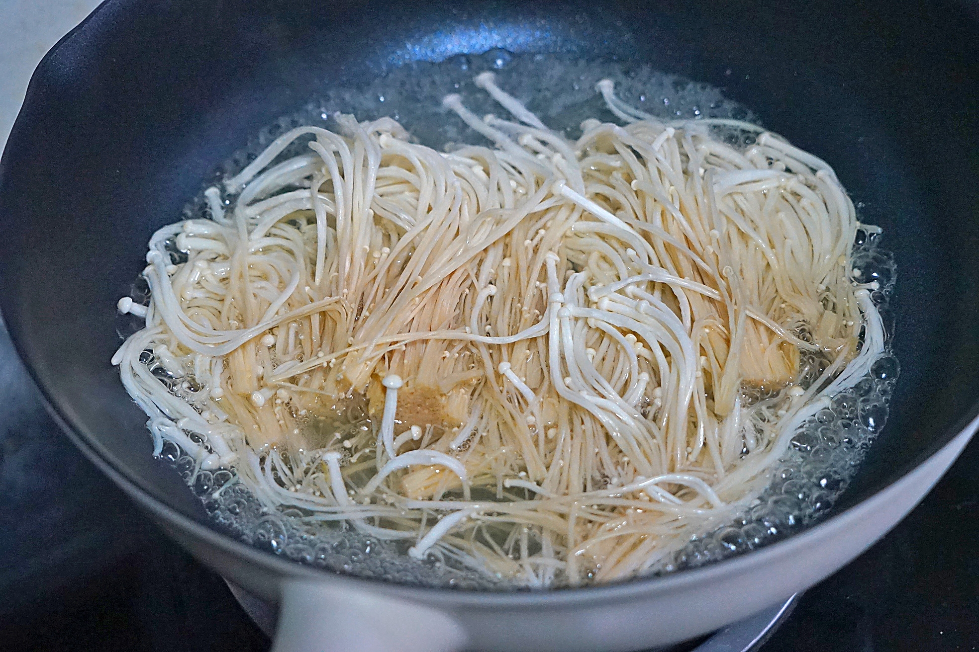 再將剁好的豬肉,蘿蔔碎,粉條,金針菇等食材放入大碗中,磕入雞蛋,撒入