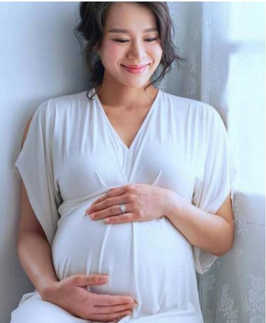 明星妈妈们拍过的孕肚写真网友终于明白什么叫怀孕的女人最美