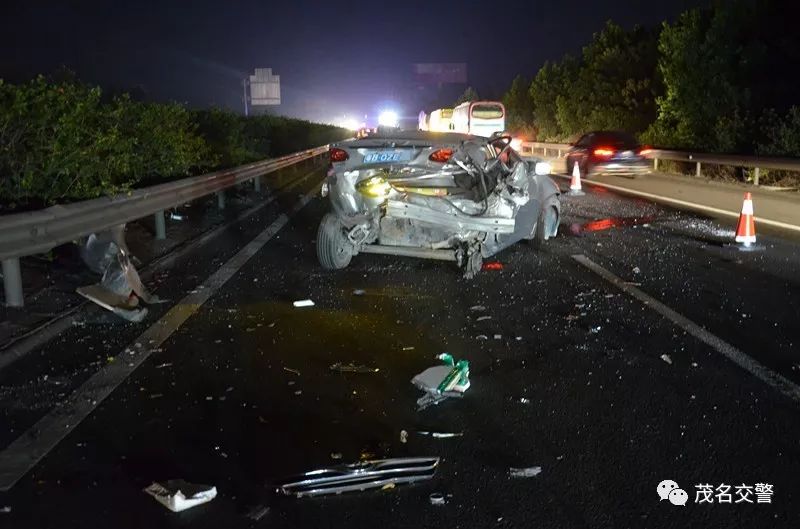 【视频】沈海高速茂名段发生一起车祸, 眼看着司机被撞身亡!