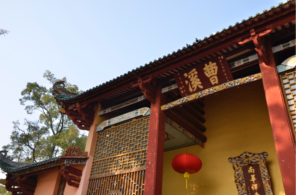 曹溪之畔有座始建于南北朝香火旺盛的佛教名寺