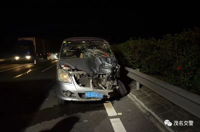 視頻瀋海高速茂名段發生一起車禍眼看著司機被撞身亡