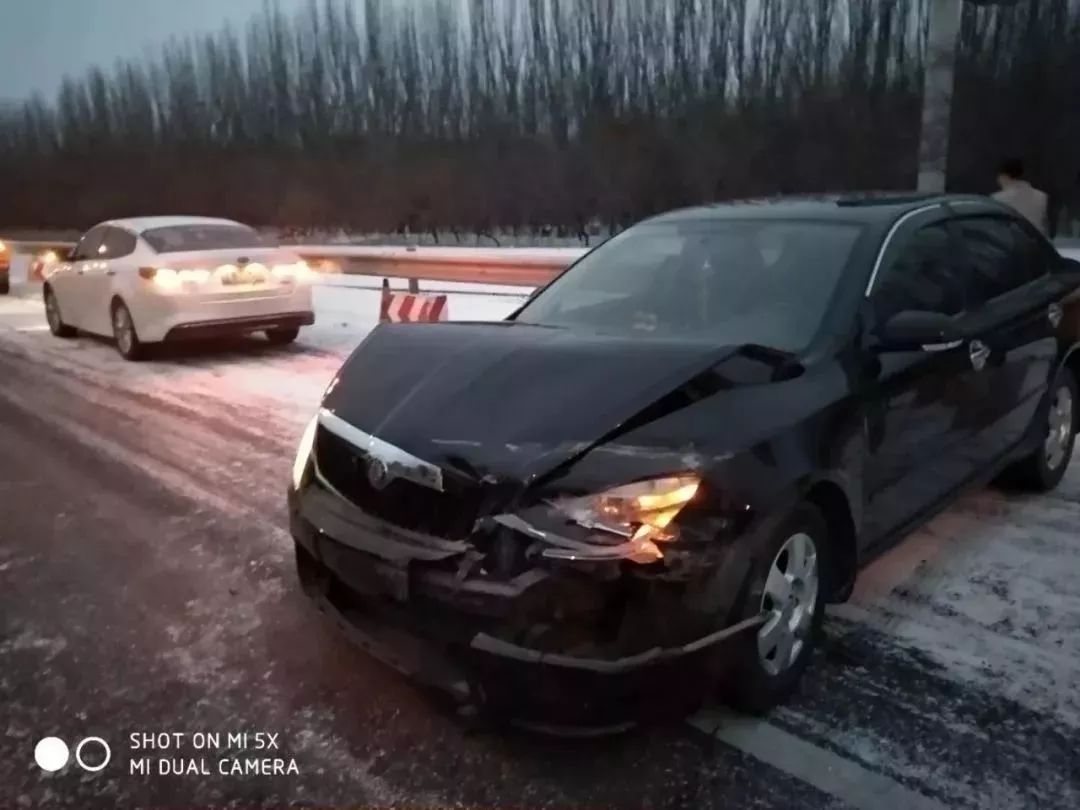 【100.6 | 提醒】冬至迎雪,路面結冰,高速路發生多起事故