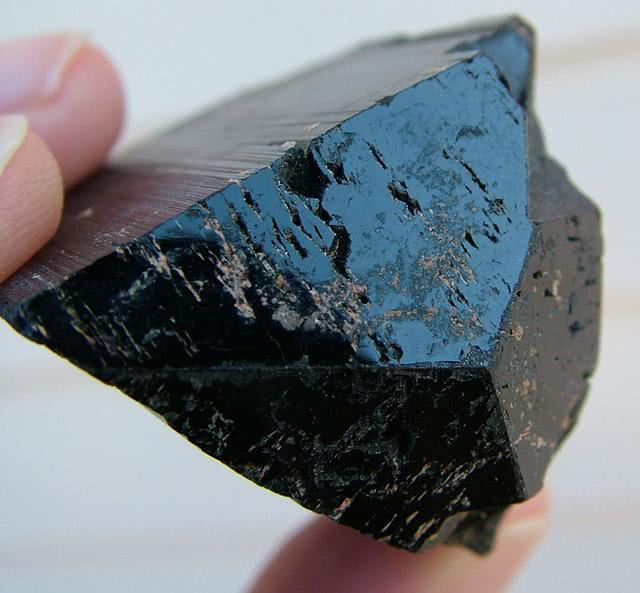户外挖到的黑色奇石,功效多多,被人们广泛应用到各种行业