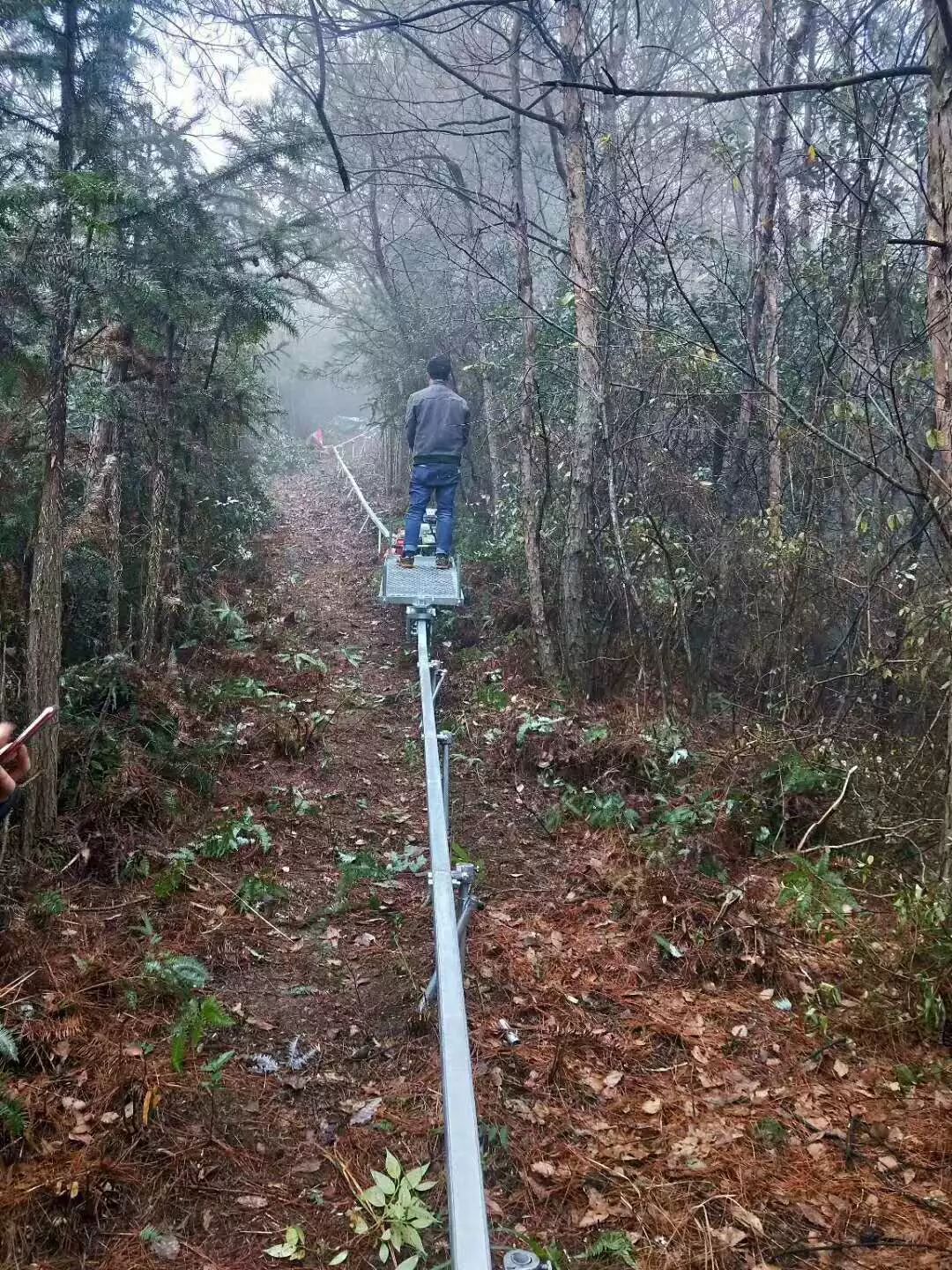 近日,在天台縣雷峰鄉狀塘村的大木杓茶園基地,山地單軌運輸機正在安裝