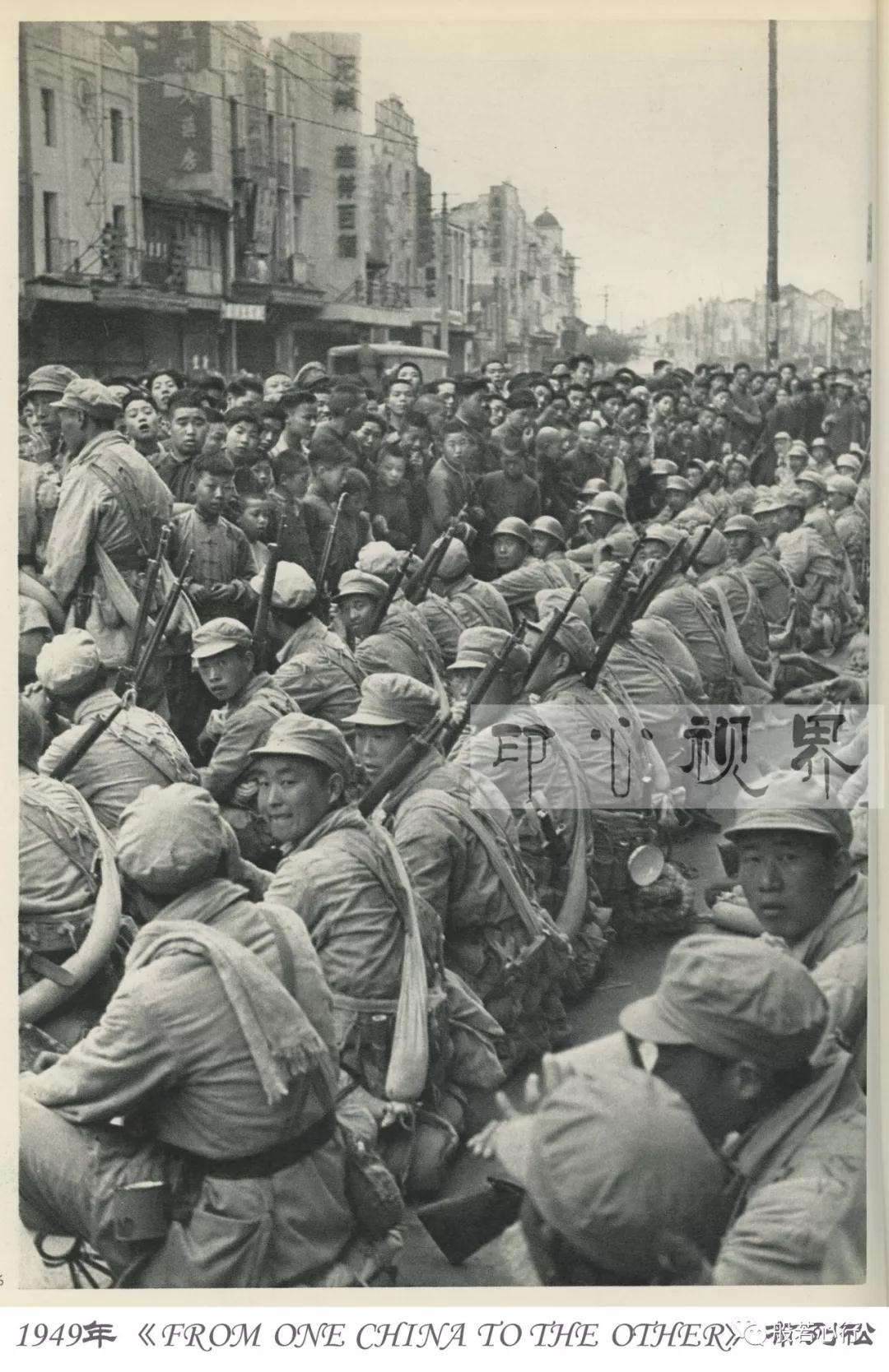 1949年4月,南京,首批进城的解放军士兵席地休息