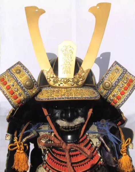 日本武士头盔上的装饰图片