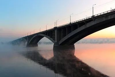 位于叶尼塞河和西伯利亚铁路的交汇点,属于俄罗斯东西伯利亚地区,地处