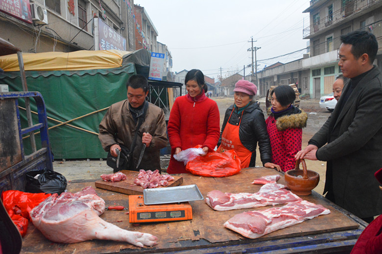 湖北随州: 小哥哥摆摊卖猪肉, 手里拿了一取暖神器, 你知道是什么吗?