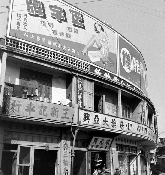 老上海街头旧照,满街的广告贴画,美女是宣传主题