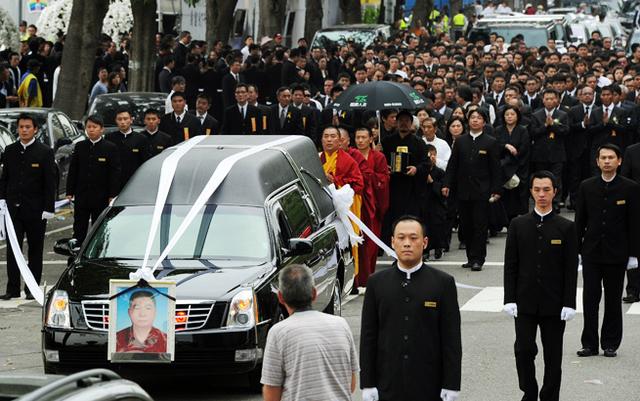 07年病逝,享年64岁,葬礼当天轰动台北,数以千计的黑白两道人士相继