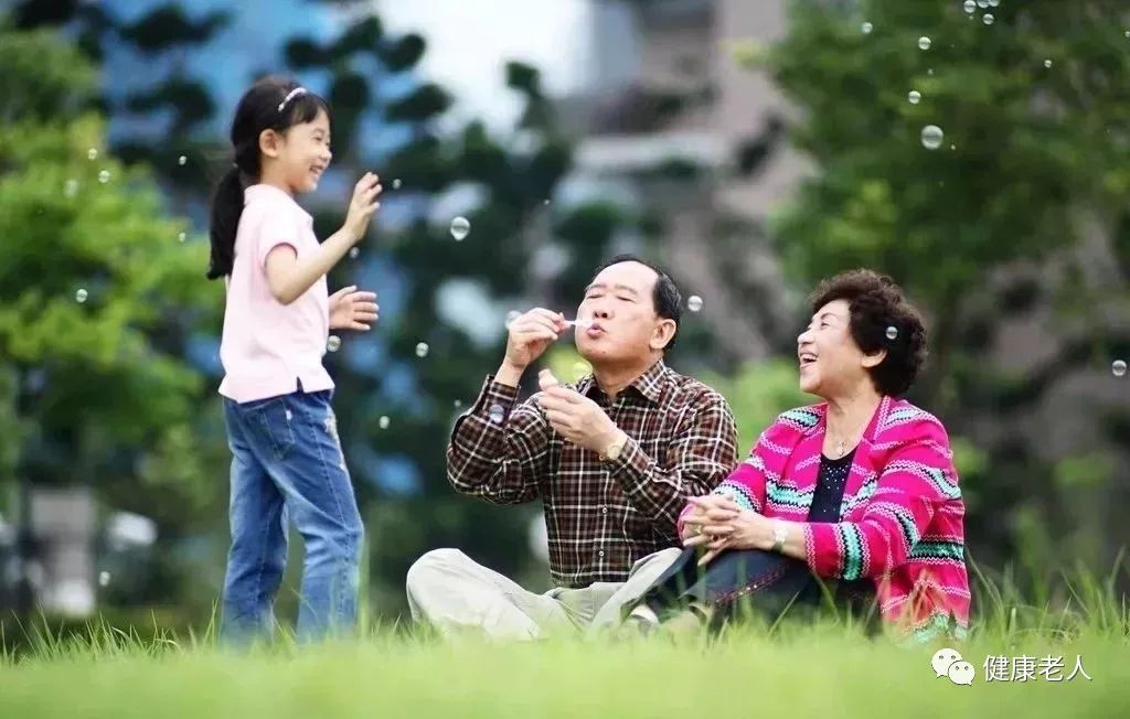 老人照看孩子图片图片