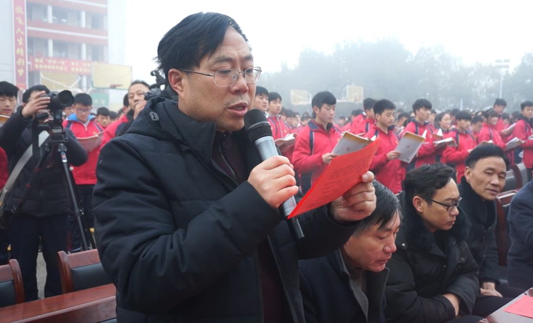 新化县上梅中学校长杨贵华领诵《大学》