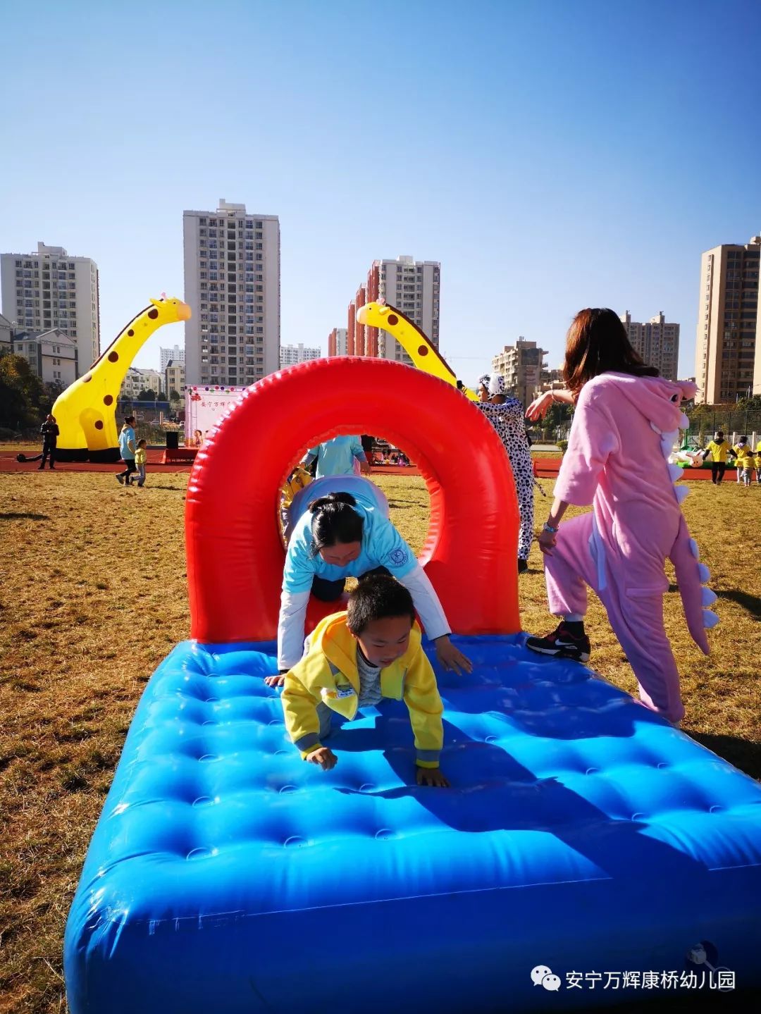 安宁万辉康桥幼儿园举办第二届大型亲子森林运动会