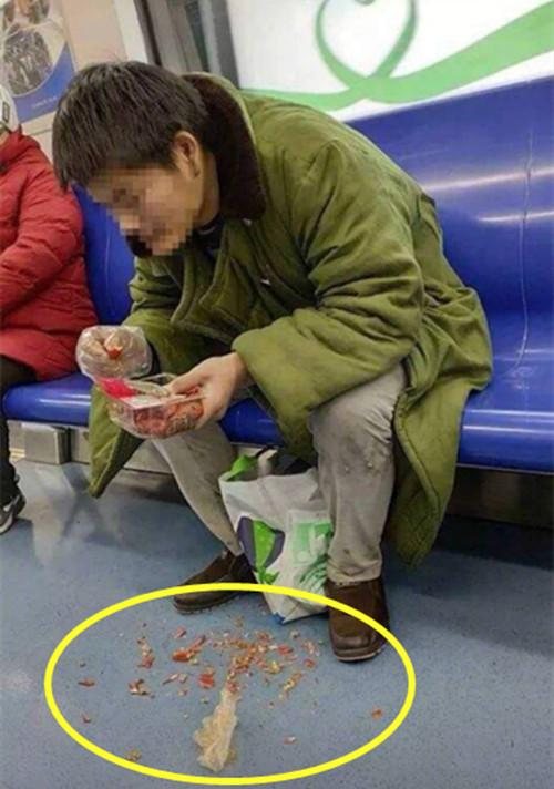 男子地铁上吃小龙虾,吐一地虾壳:心情不好,恶心你们