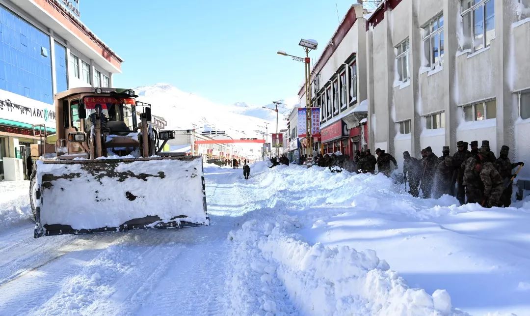 暴风雪袭击西藏错那边防官兵救出3名被困群众