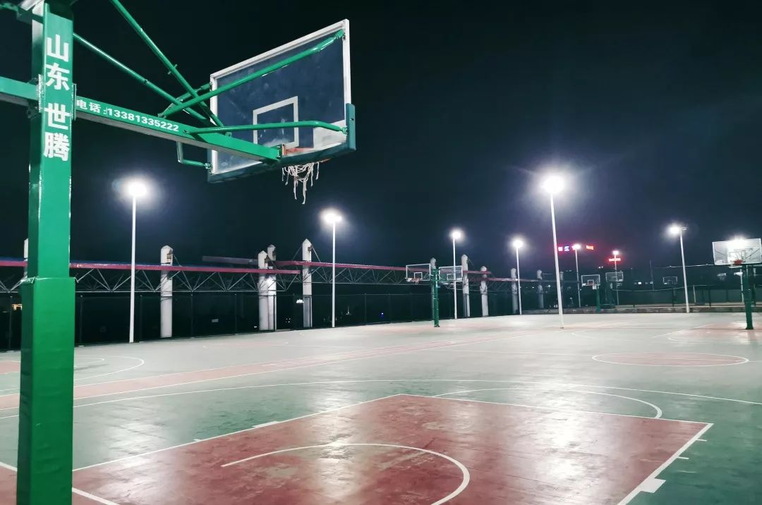凌晨四点的篮球场图片