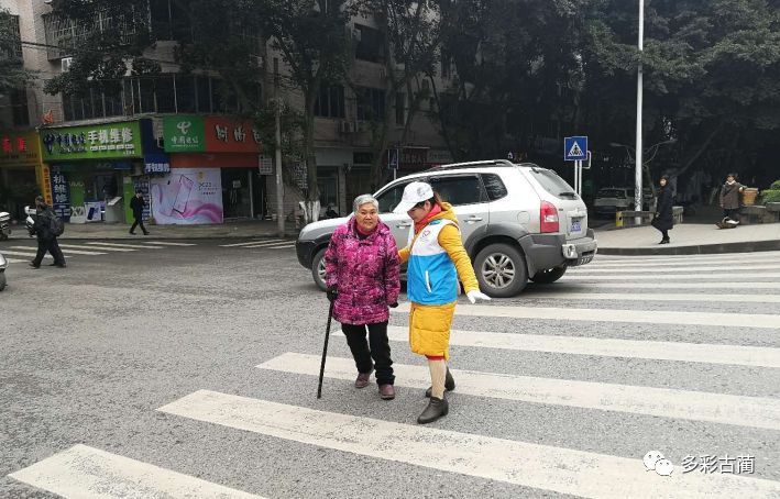 (扶老人過馬路)