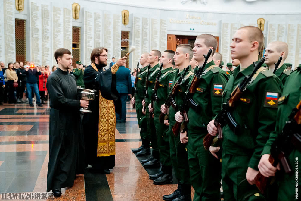 俄罗斯精锐部队举行新兵宣誓仪式 功勋老军官送上鼓励话语