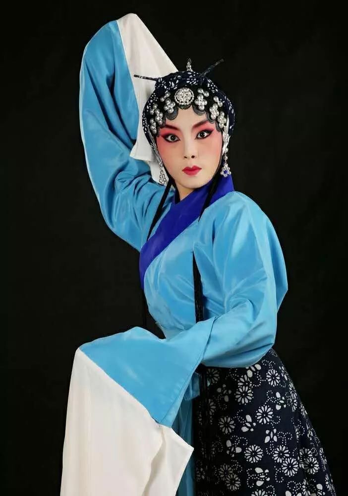 曹水莲,1995年出生,主工青衣,师承李爱玲,现为闻喜县蒲剧团演员.