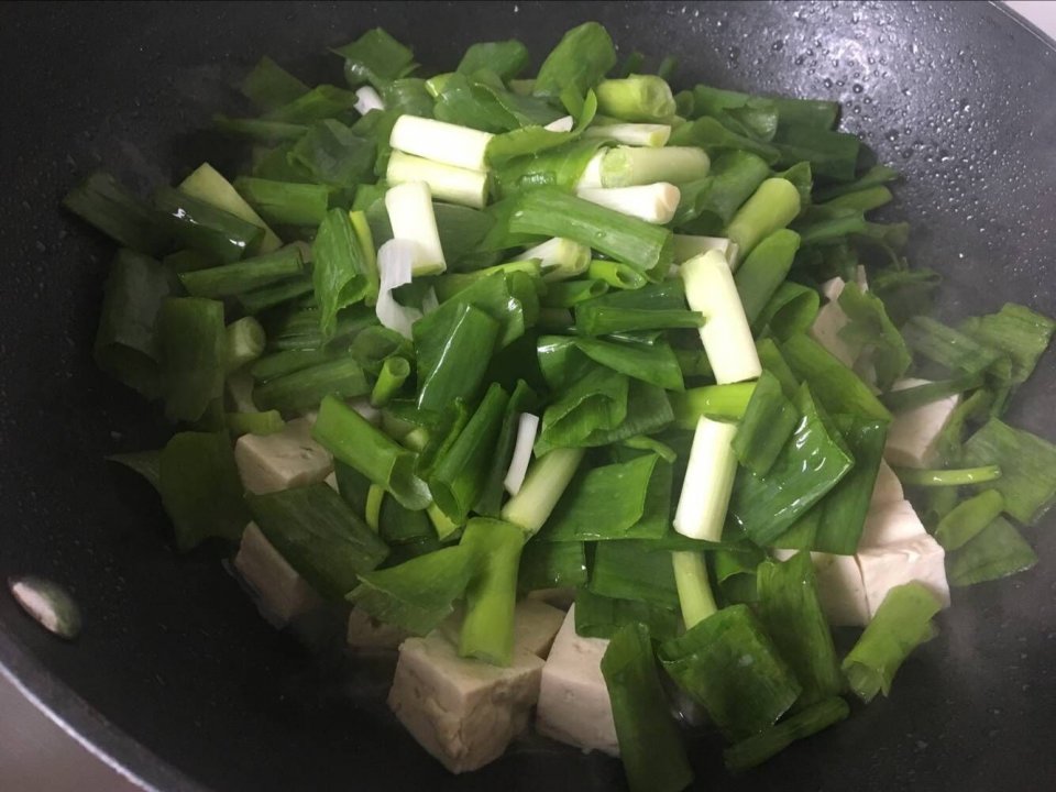 豆腐一口咬下去,滿滿的胡蔥香味,很下飯.