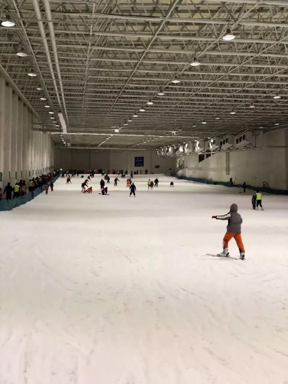 天鹅堡滑雪场是一个不受天气限制,可四季滑雪的国际标准室内滑雪场