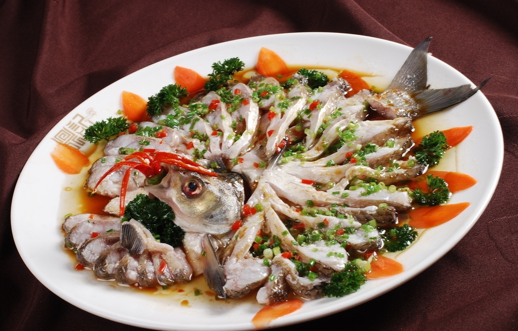 粤菜系清蒸鲈鱼,在家可以这样做,味道鲜美很好吃