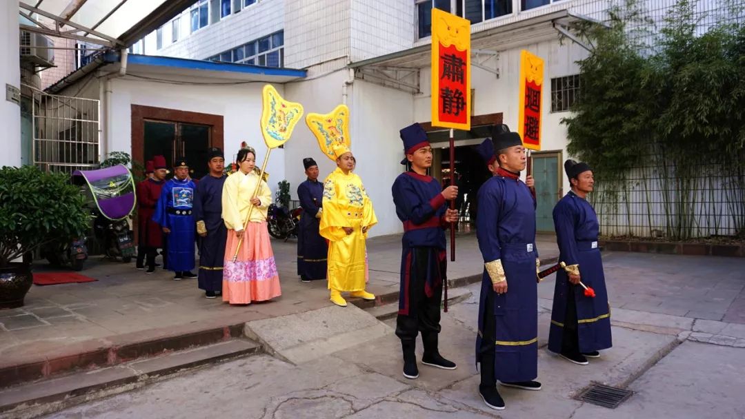 下午四時許,由東城巷組織的皇帝巡遊隊伍在會理縣迎賓酒店準時出發,沿