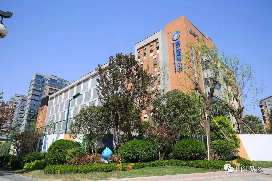曲江南湖教育联合体由三校区四校址组成,分别为曲江南湖小学高段校区
