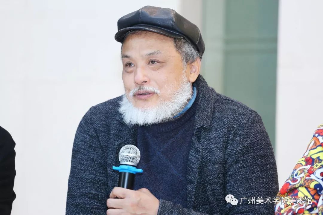 参展艺术家李东伟先生发言李东伟先生说起本次展览的艺术家在三十岁