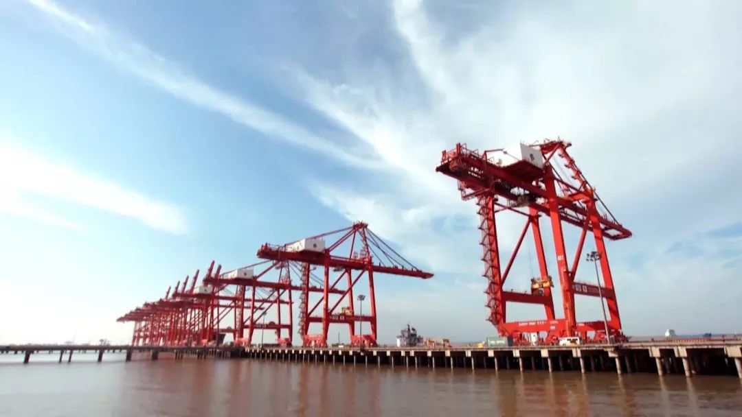 近年来,海门依托江海,开发建设通海港区,东灶港作业区,依托叠石桥国际