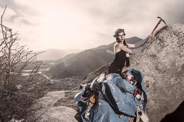 法国女神三次登顶珠峰,身穿珠峰垃圾制作的裙子,只为守望珠穆朗玛