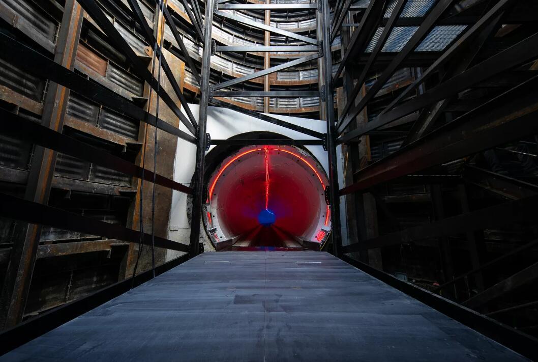 美科技记者体验马斯克测试隧道 赞其堪比迪士尼乐园