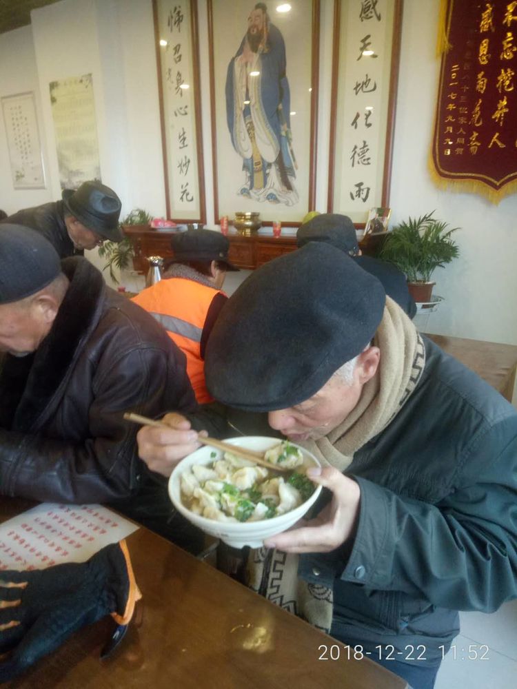 老大爷吃饺子图片图片