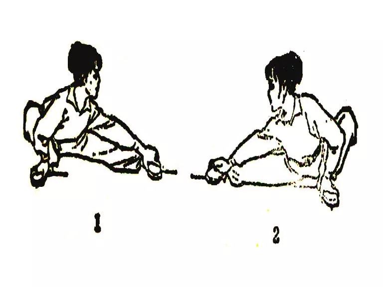 (四)仆步压腿学练要点:两腿伸直,立腰挺胸,头随上体后仰