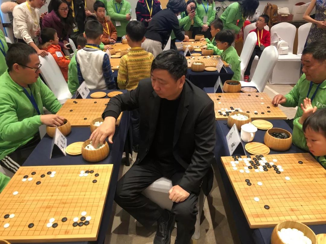 祖孙围棋大pk兴隆湖畔这场围棋比赛下得其乐融融