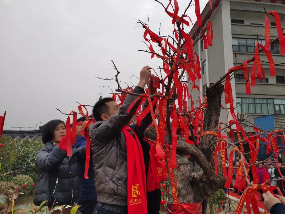 敬茶,祈求在祈福树的庇佑下国香茶城会蒸蒸日上,通过全体国香家人的